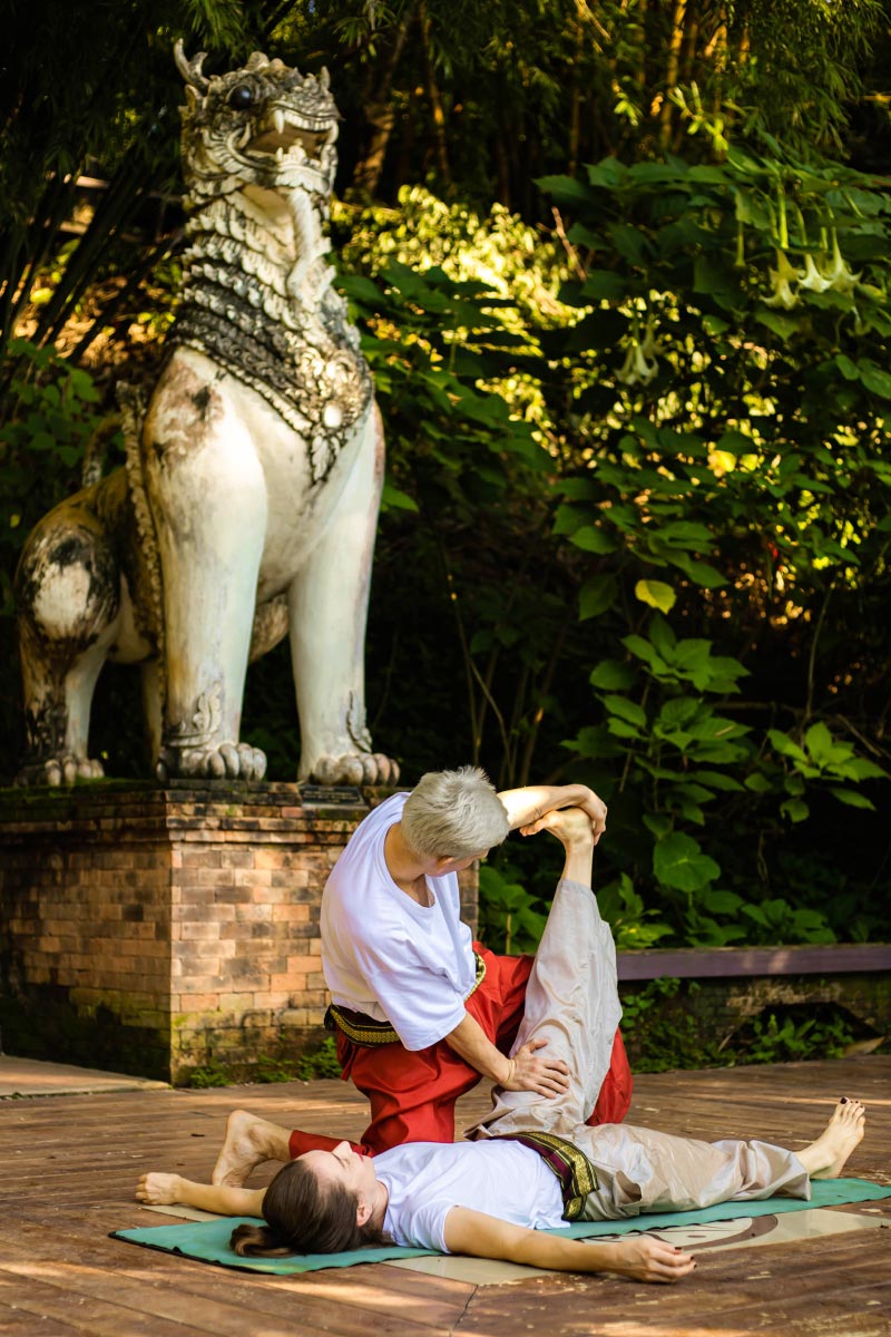 Сергей Шубин демонстрирует техники тайского массажа в Чиангмае. Таиланд 🇹🇭, 2023