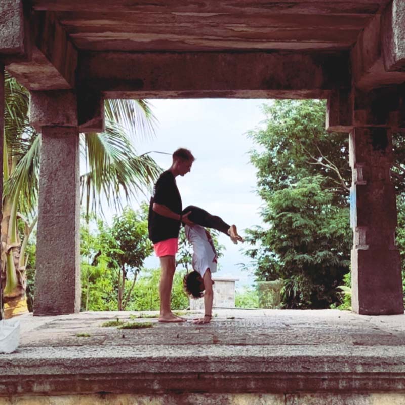 Сергей Шубин учит стойкам на руках в Майсуре. Индия 🇮🇳, 2023