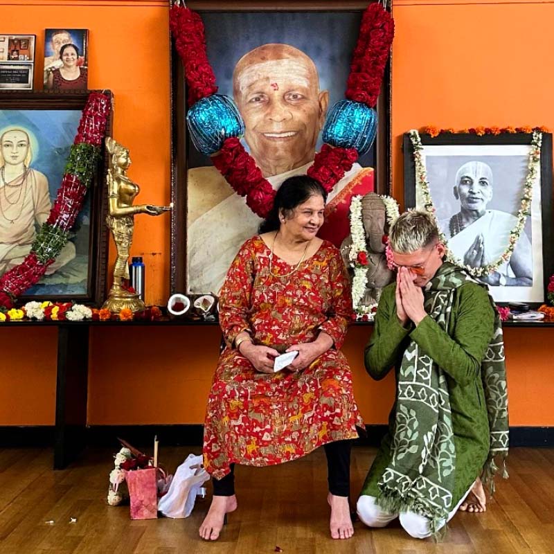 Сергей Шубкин с Сарасвати Джойс на Гуру-пурнима (праздник учителя). Майсур, Индия 🇮🇳, 2023